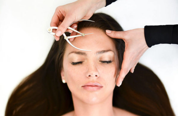 anti-aging_mainz Frau bekommt Behandlung mit medizinischem Gerät