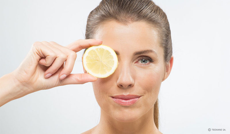 gesichtsbehandlung_mainz Frau mit Zitrone vor dem Auge