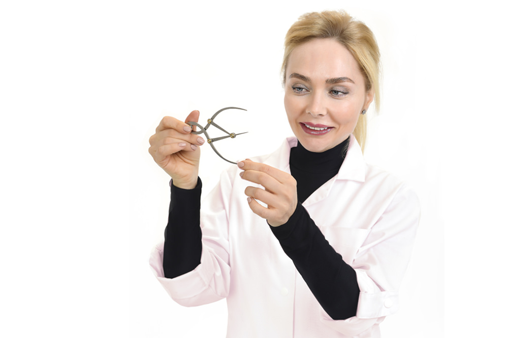 l1-3V2 Bild von Frau Zaslavskij mit einer Zange